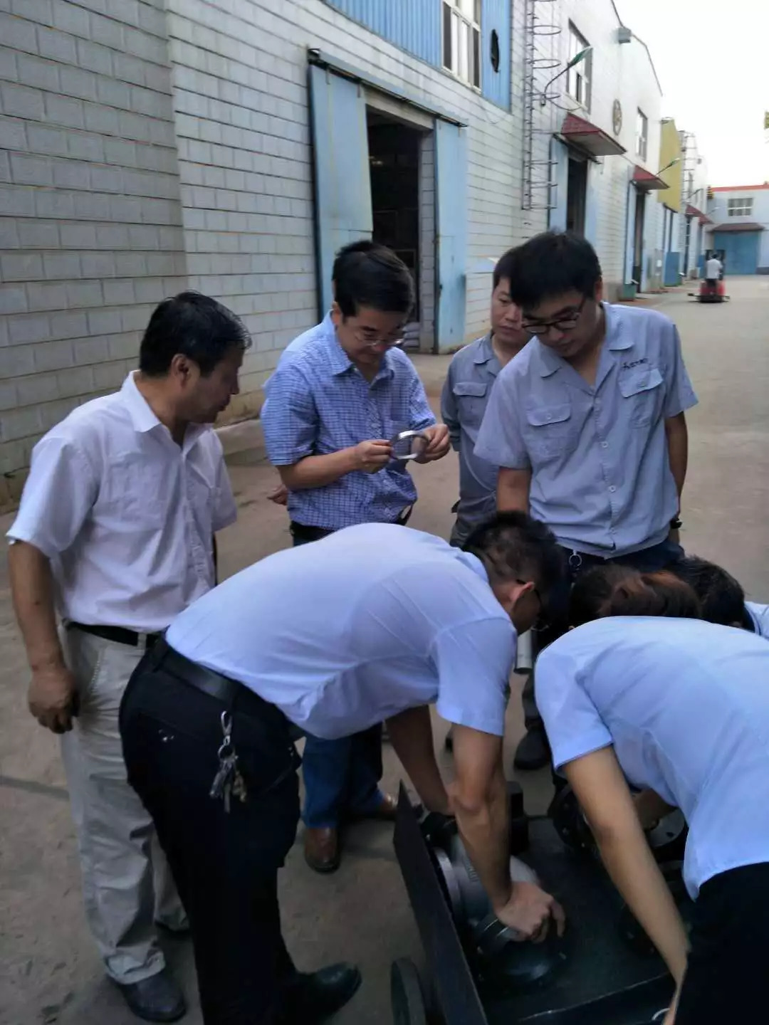 小閥門(mén)兒今日行業(yè)資訊：蘭州理工李教授蒞臨遠(yuǎn)大閥門(mén)指導(dǎo)學(xué)習(xí)。